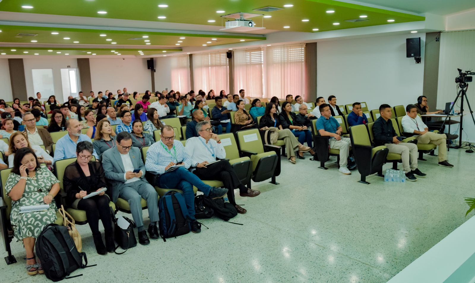 Imagen de participantes evento sobre gobernanza alimentaria