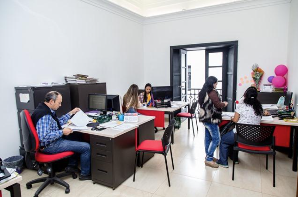 Imagen de estudiantes haciendo monitorias