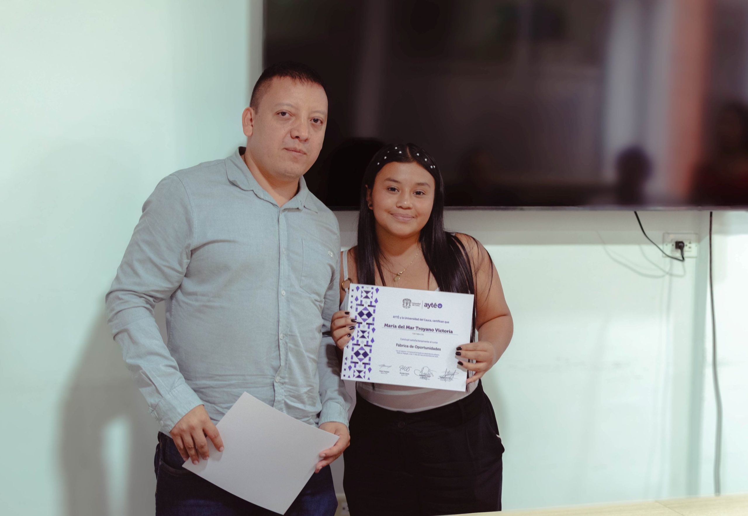 Imagen de entrega de certificados del curso Fábrica de Oportunidades