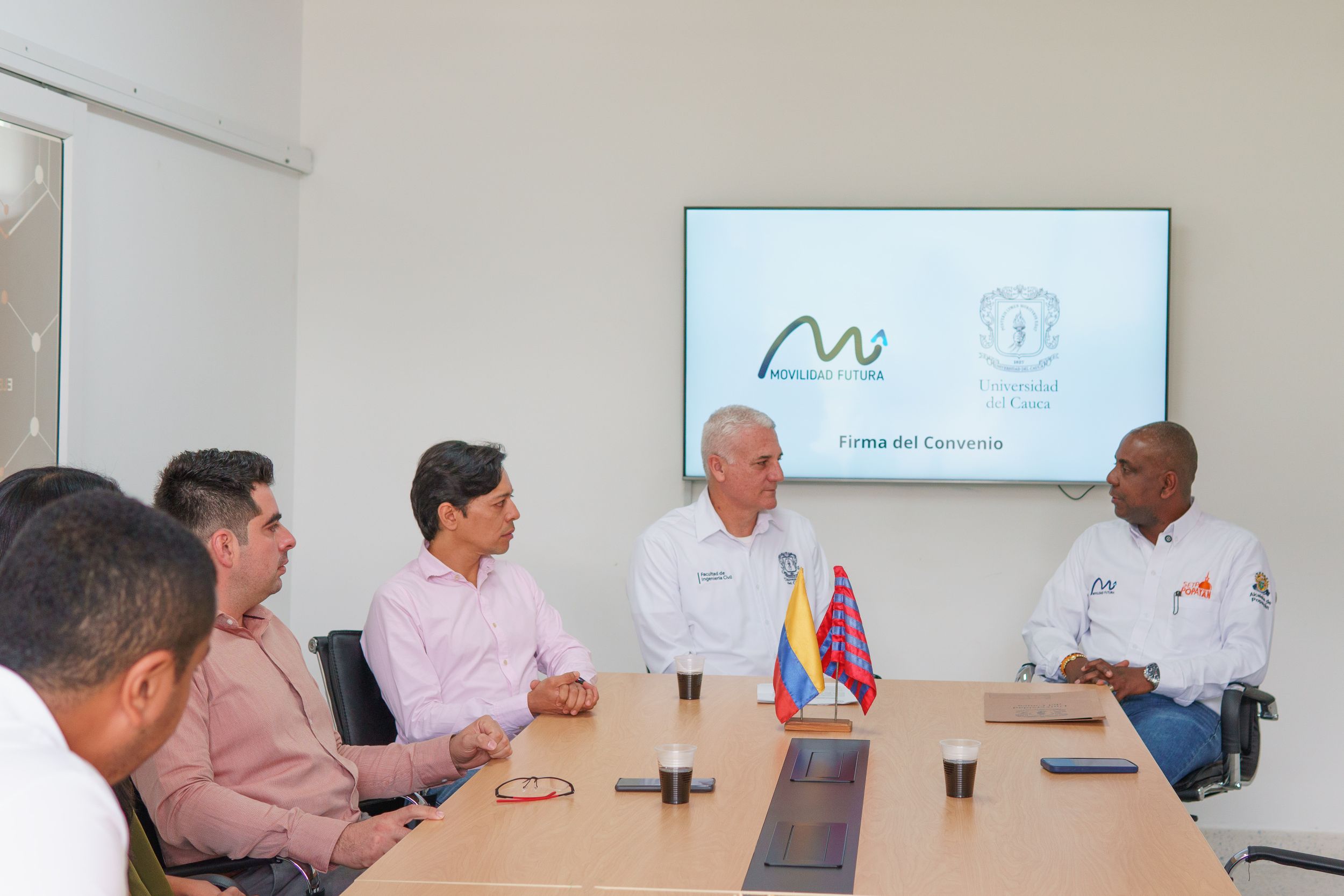 Imagen de firma de convenio Universidad del Cauca y la Sociedad Sistema Estratégico de Transporte Público de Pasajeros de Popayán, “Movilidad Futura S.A.S.”