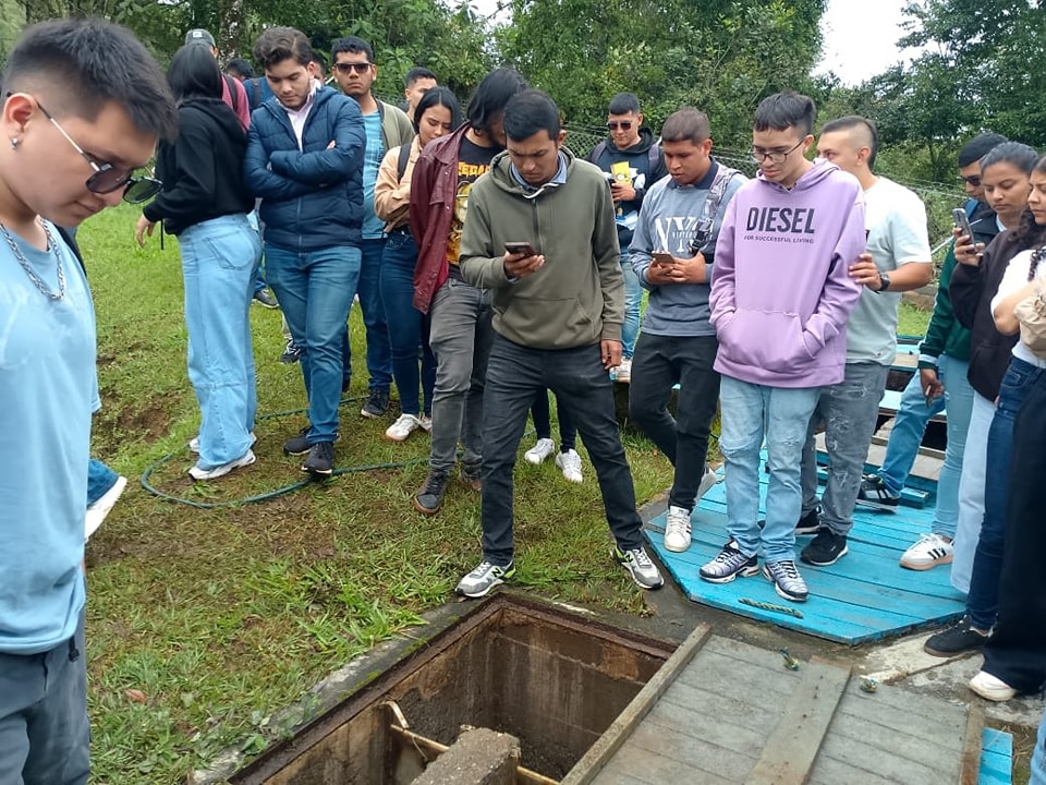 Imagen de profesor Raúl Cortés, estudiantes de los programas de Economía e Ingeniería Ambiental