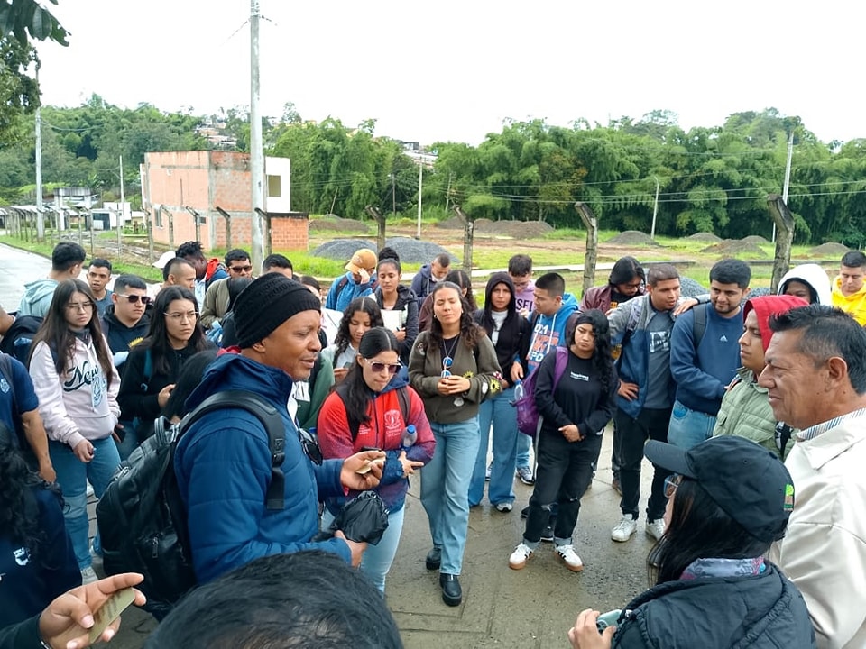 Imagen del profesor Raúl Cortés, estudiantes de los programas de Economía e Ingeniería Ambiental de la Universidad del Cauca