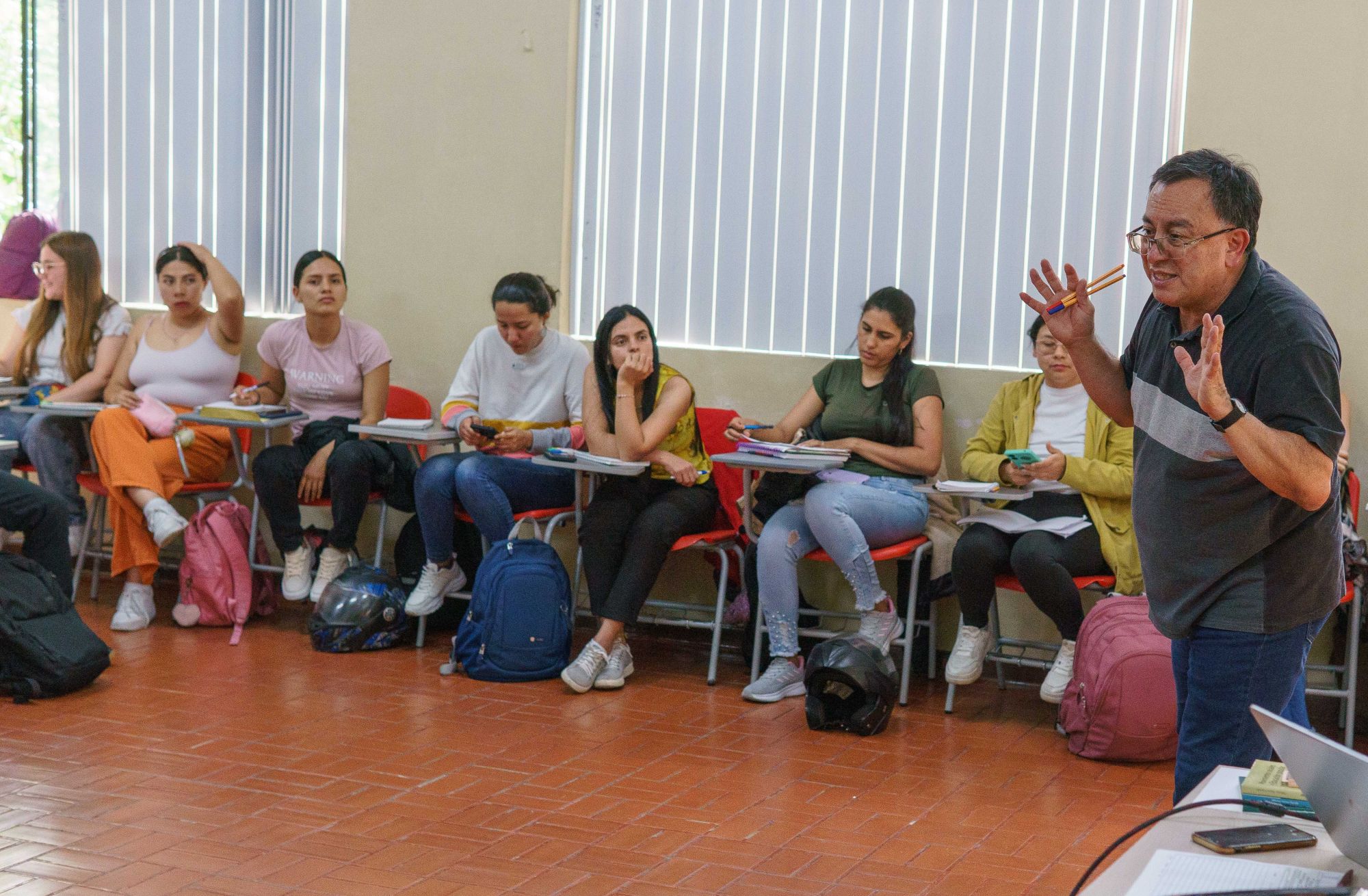 Imagen del profesor de la Universidad Pedagógica Nacional, Alfonso Torres Carrillo, durante el seminario “Educación Popular en su relación con los movimientos sociales”.