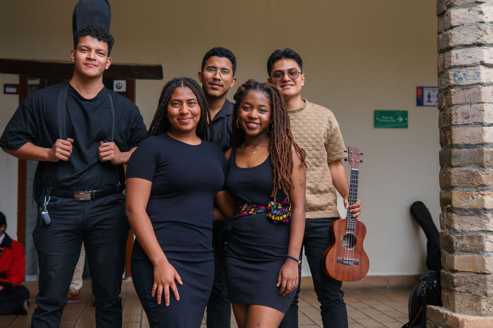 Imagen de grupo musical en la celebraciòn del Dìa de los Idiomas en la Facultad de Ciencias Humanas y Sociales