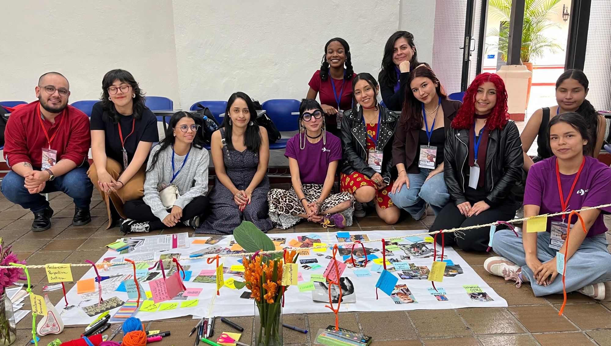 Imagen de la profesora Andrea Calderón y estudiantes de Comunicación Social