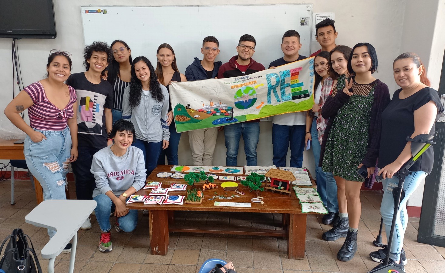 Imagen de la profesora Andrea Calderón y estudiantes de Unicauca