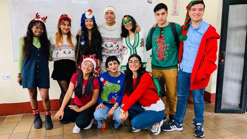 Imagen de la profesora Andrea Calderón y estudiantes