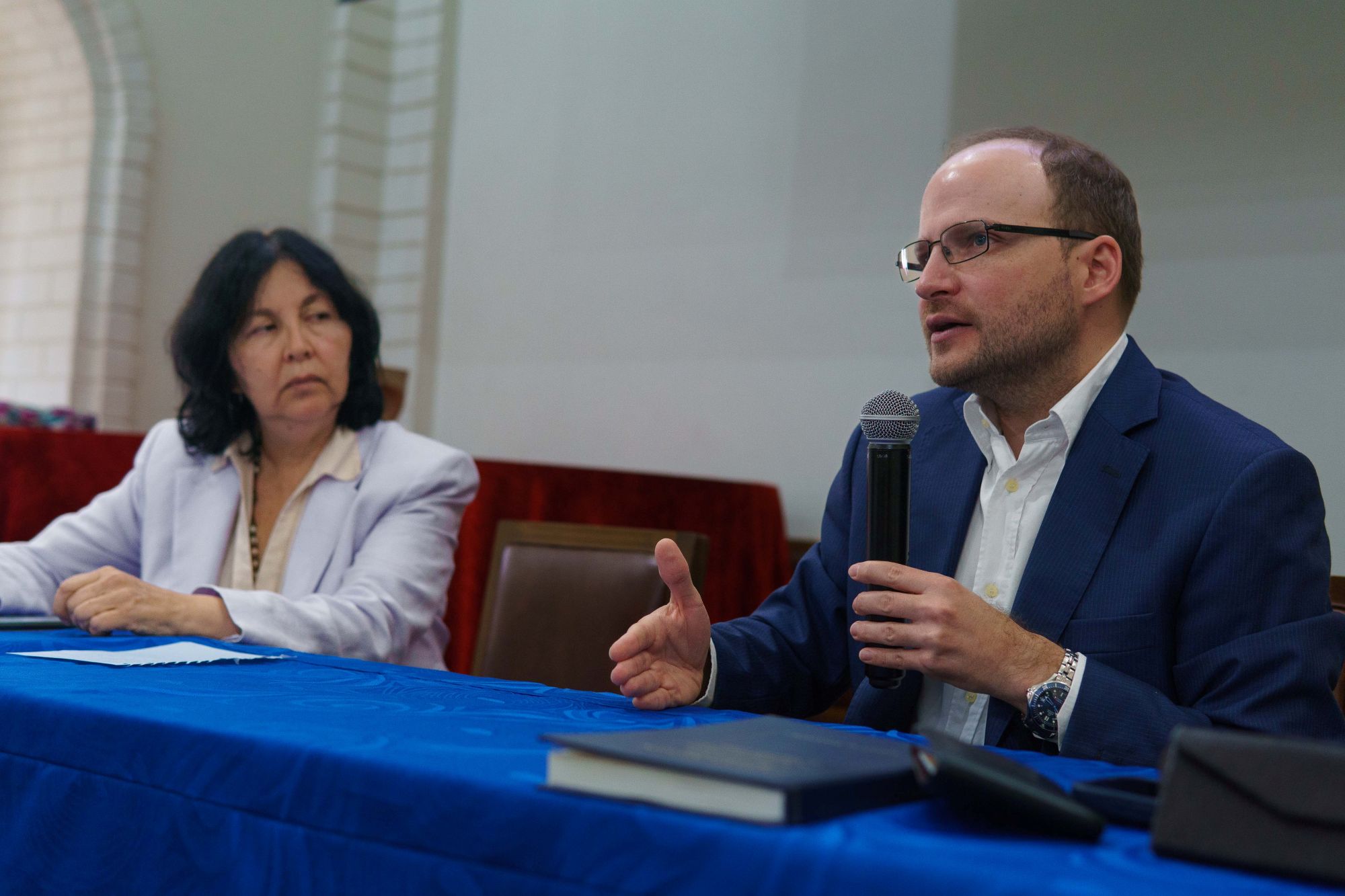 Imagen de los profesores Kenny Elizabeth Campo Sarzosa y Francisco José Chaux en las Jornadas de Derecho Público.