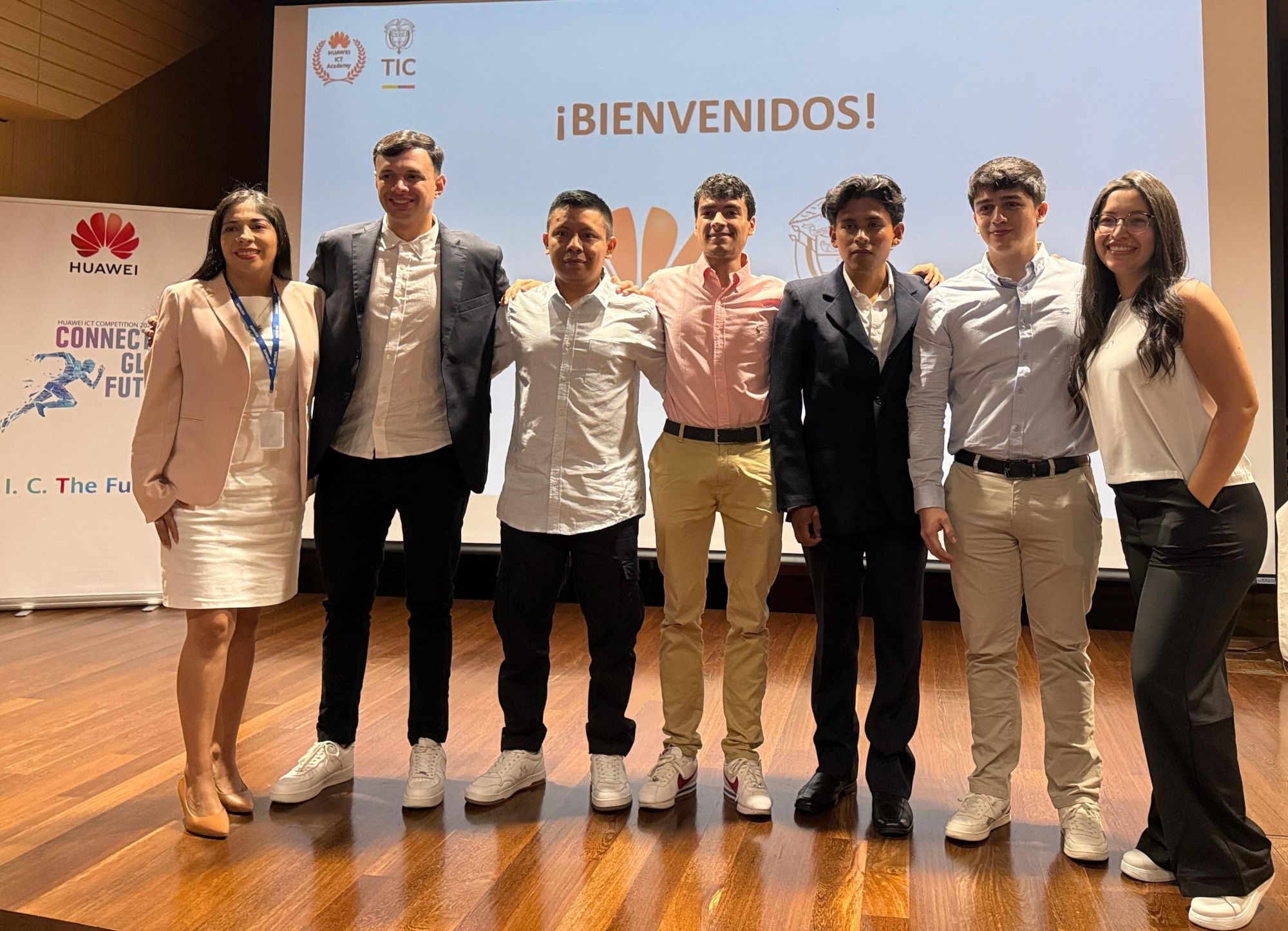 Imagen de participantes ne la final de la Huawei ICT Competition 2024-2025