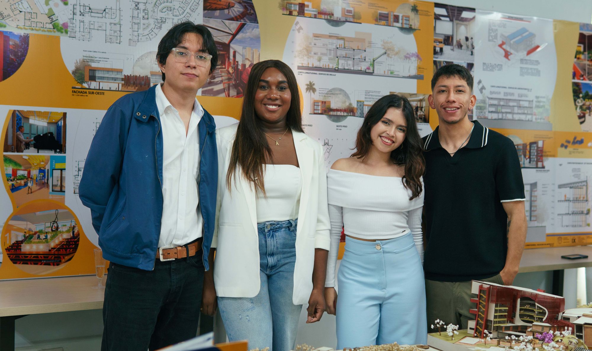 Imagen de estudiantes de Arquitectura durante Arqui Exhi-Visiones 2025