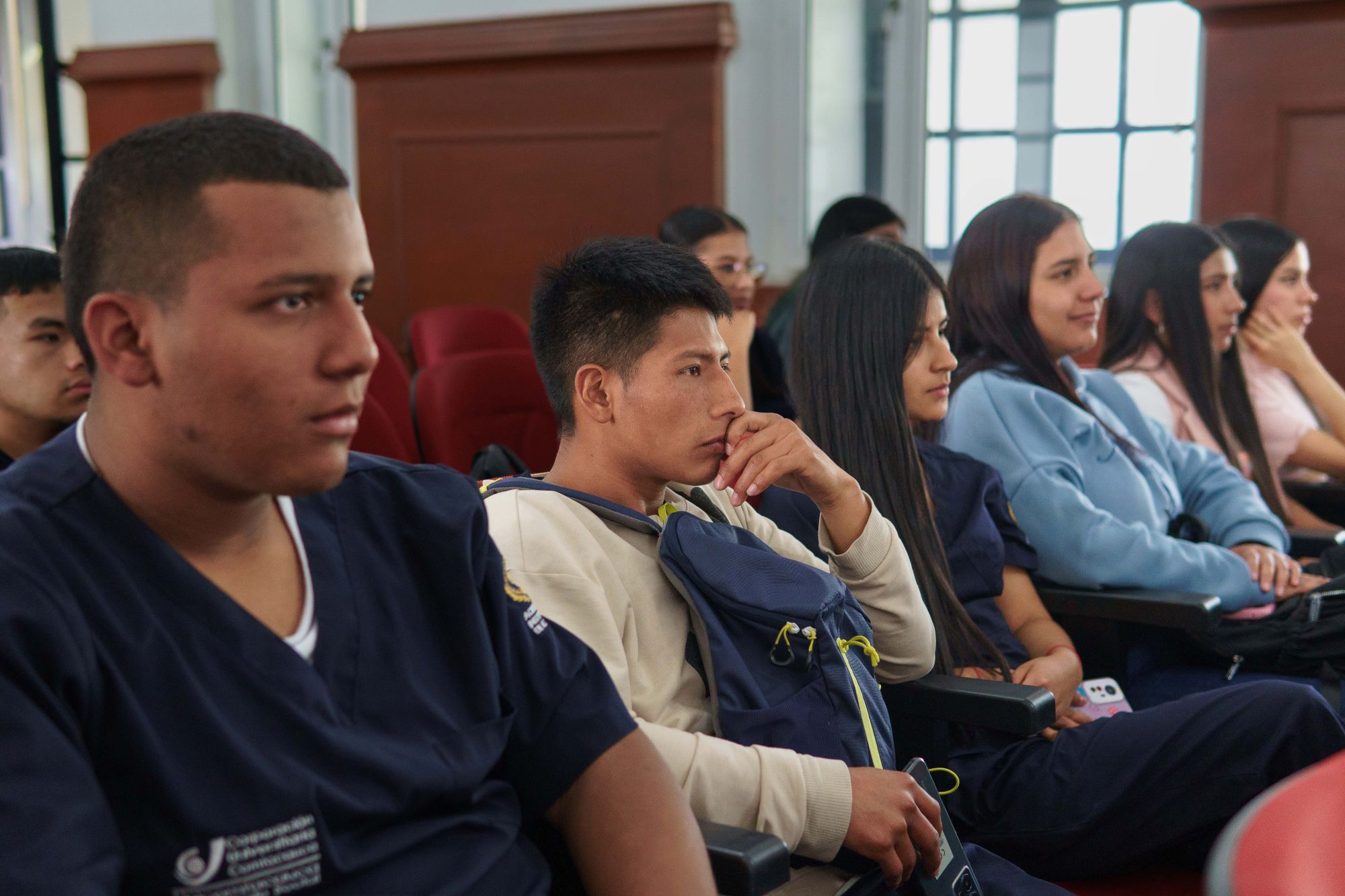Imagen de estudiantes en el conversatorio sobre Filosofía Latinoamericana