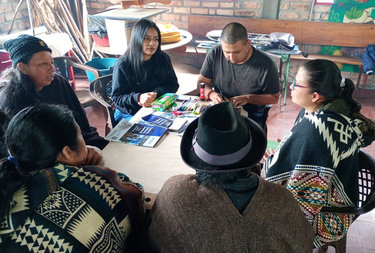 Imagen de estudiantes de Filosofía de Unicauca en el Cabildo Indígena Ancestral de Rioblanco