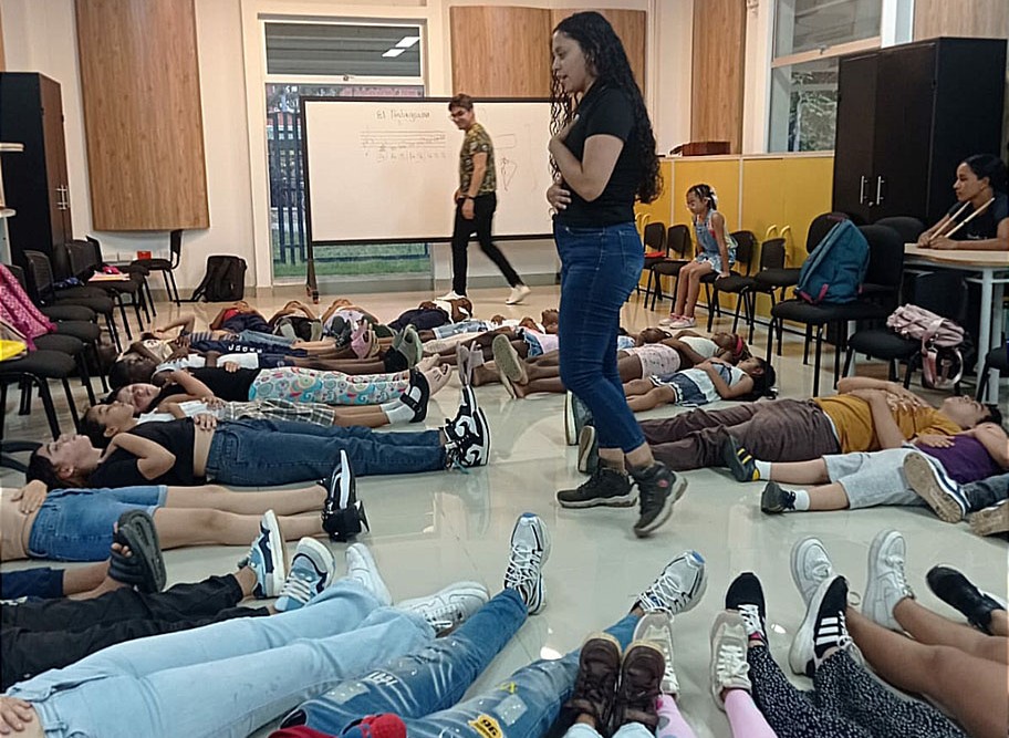 Imagen de Gloria Orozco dorado en espacio de capacitación
