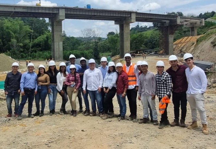 Imagen del profesor Manuel Julián Camilo Potes Galarza y equipo de trabajo