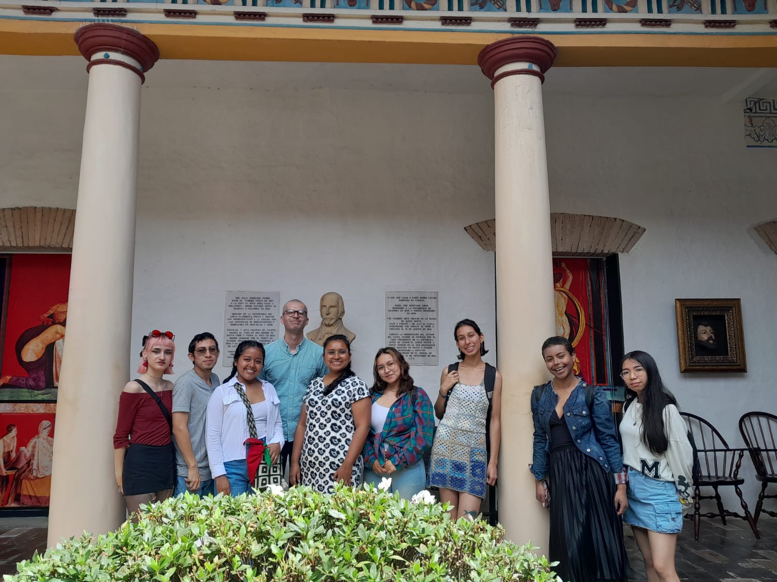Imagen de profesor Oscar Esteban Hernández y estudiantes
