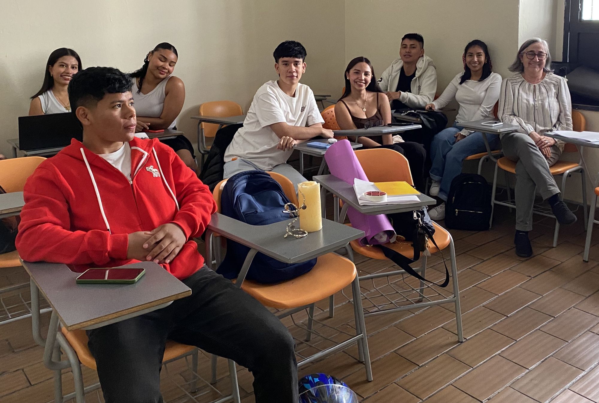 Imagen de estudiantes y la profesora Patricia Aristizábal Montes
