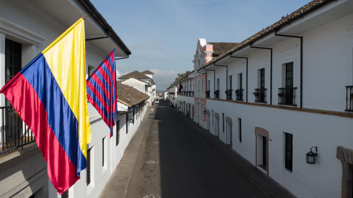 Imagen de banderas en la sede de la Universidad del Cauca en el centro histórico de Popayán