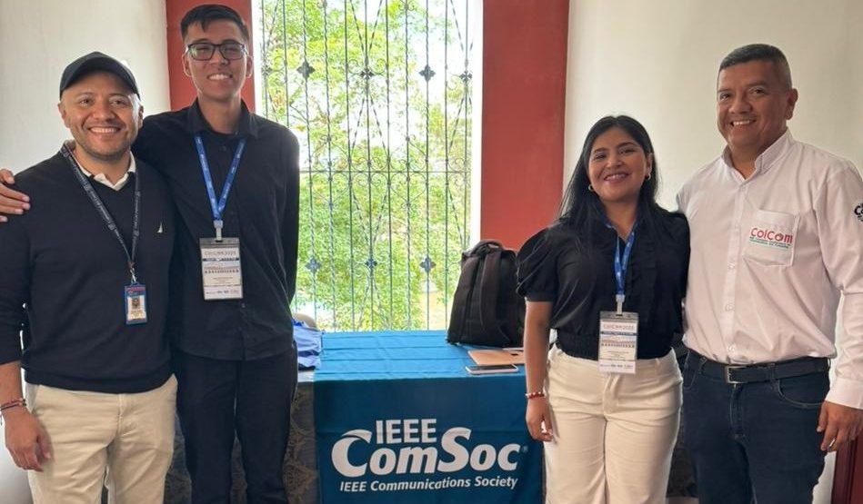 Imagen de los estudiantes Astrid Carolina Cruz Tróchez y Braian Alexis Bastidas Díaz en IEEE COLCOM 2025