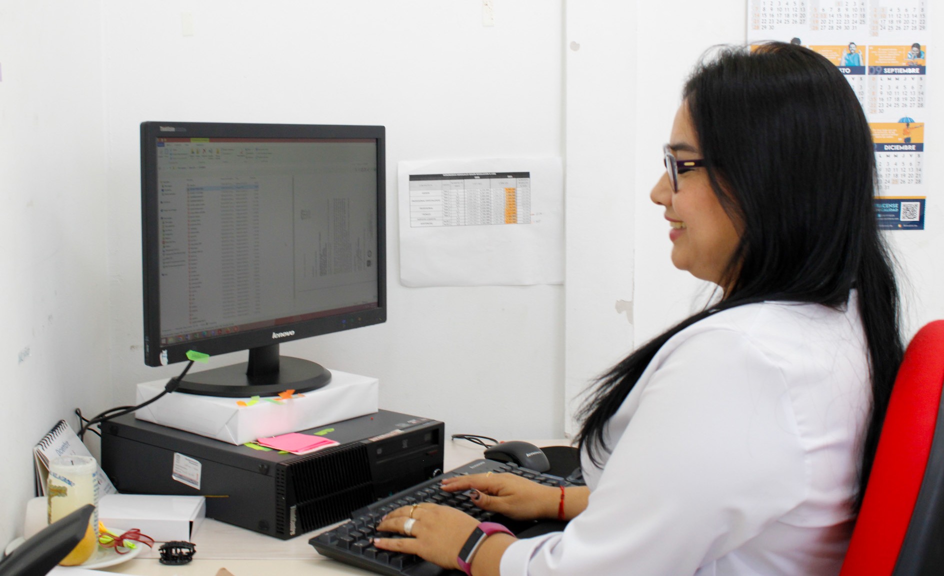 Imagen de funcionaria de la Vicerrectoría Administrativa de la Universidad del Cauca