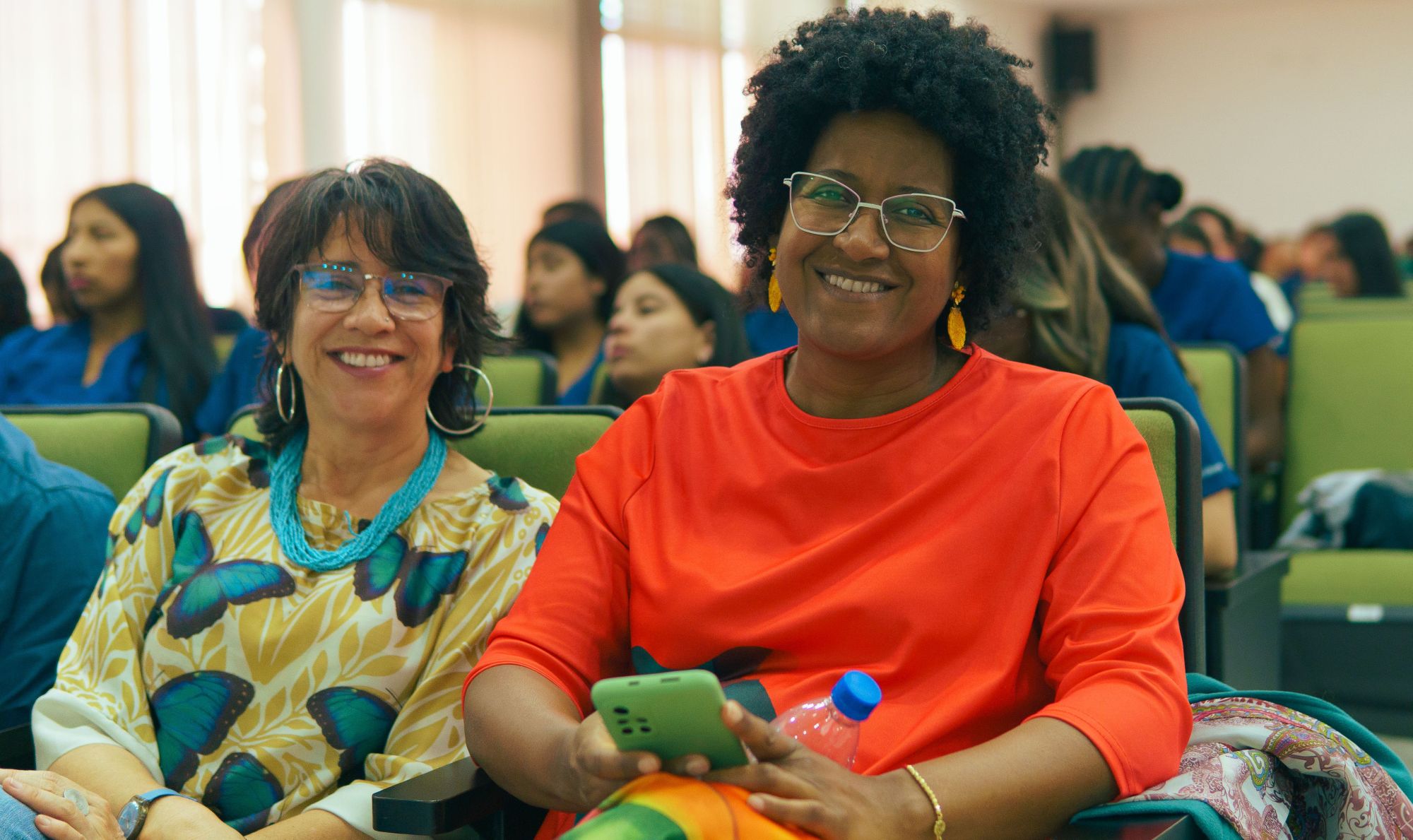Imagen de la Vicerrectora Académica, doctora Aída Patricia González Nieva y la profesora Elizabeth Castillo
