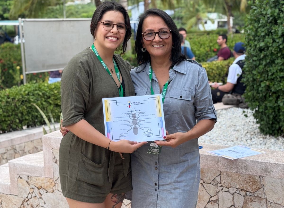 Imagen de Estudiante Ma Cristina Palta y .la profesora en la UniMagdalena
