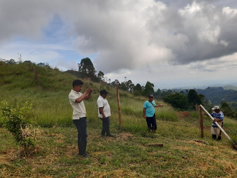 Imagen de Integrantes del semillero de investigación y líderes comunitarios recorren la vereda Guayabal durante la jornada de diagnóstico.