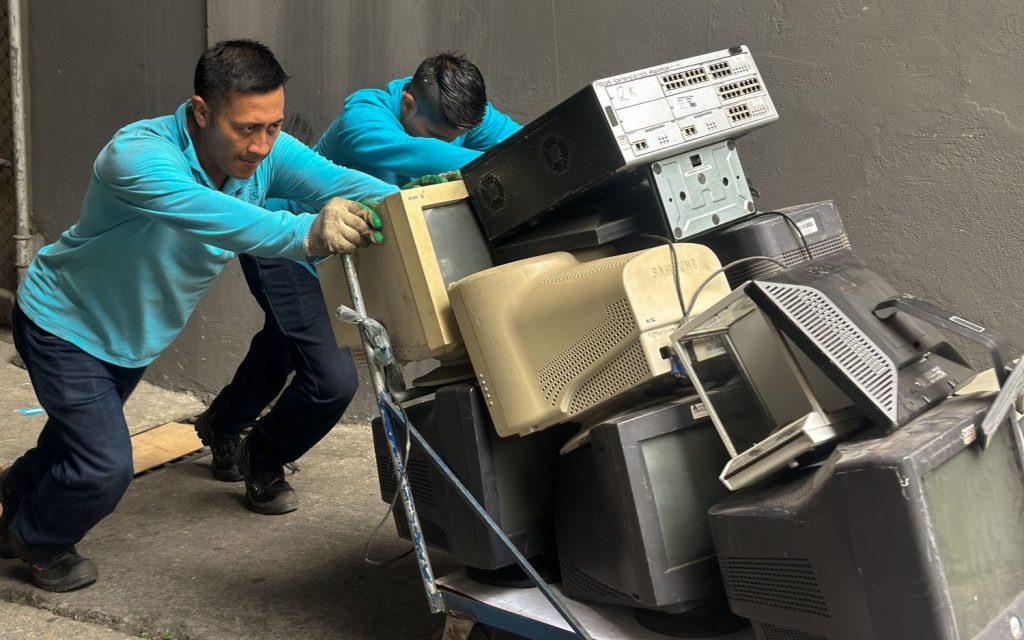 Imagen de Residuos electrónicos obsoletos son entregados a gestores autorizados para su disposición final adecuada.