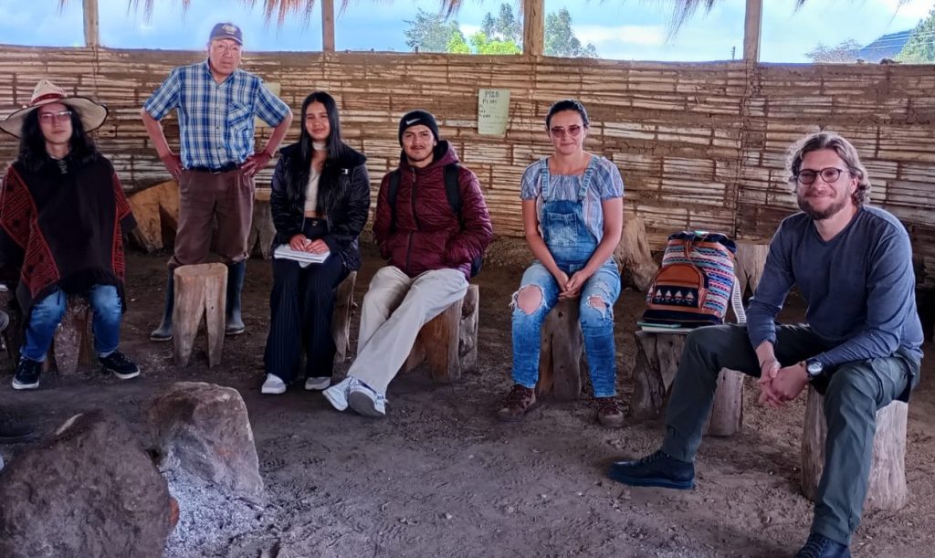 Imagen de estudiantes y profesores de Filosofía en el resguardo indígena de Puracé