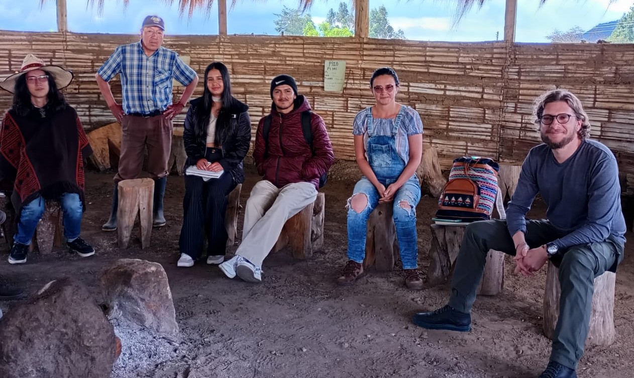 Imagen de estudiantes y profesores de Filosofía en el resguardo indígena de Puracé