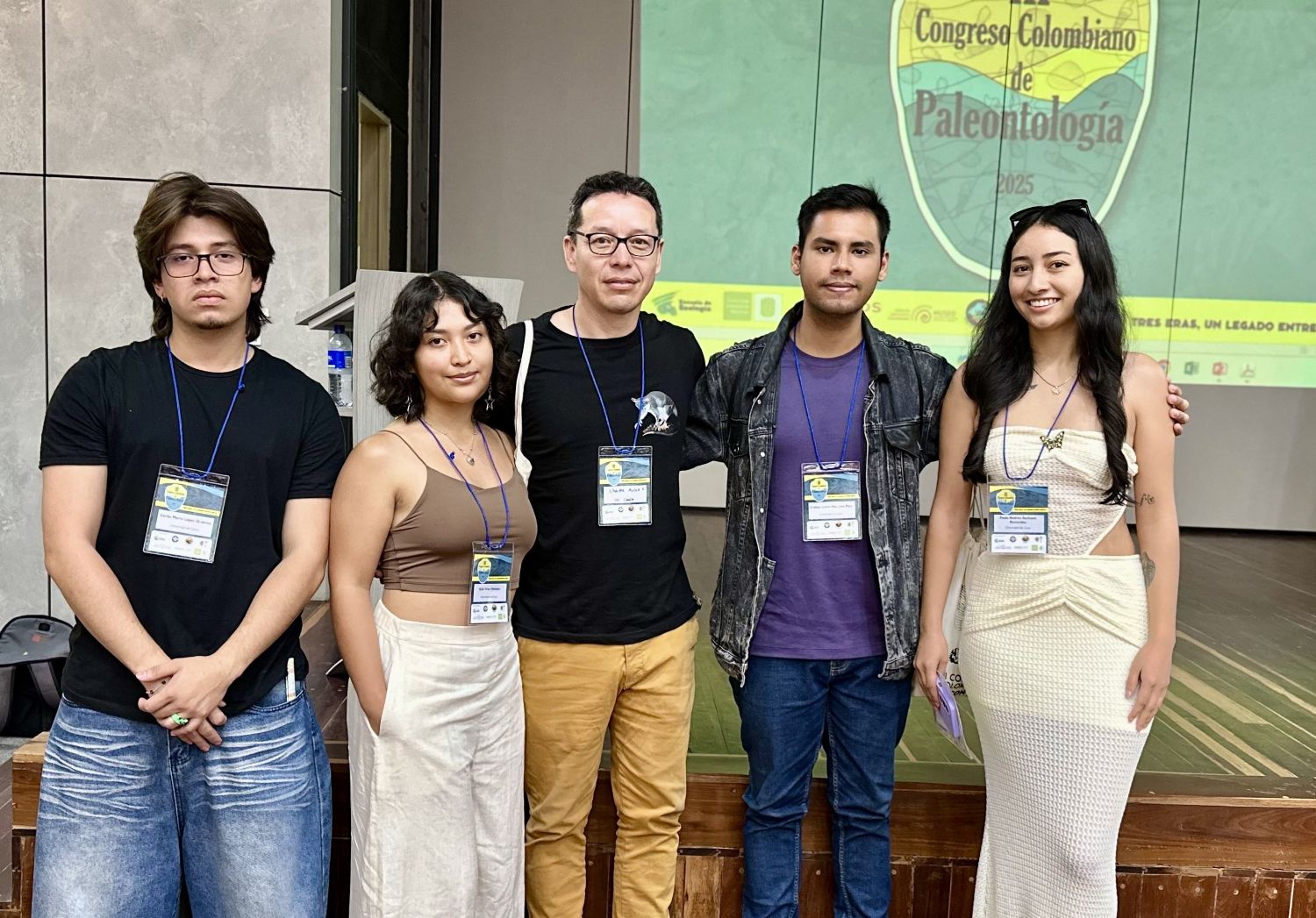 Imagen de estudiantes de Biología y el profesor Charles Muñoz Nates durante el III Congreso de Colombiano de Paleontología