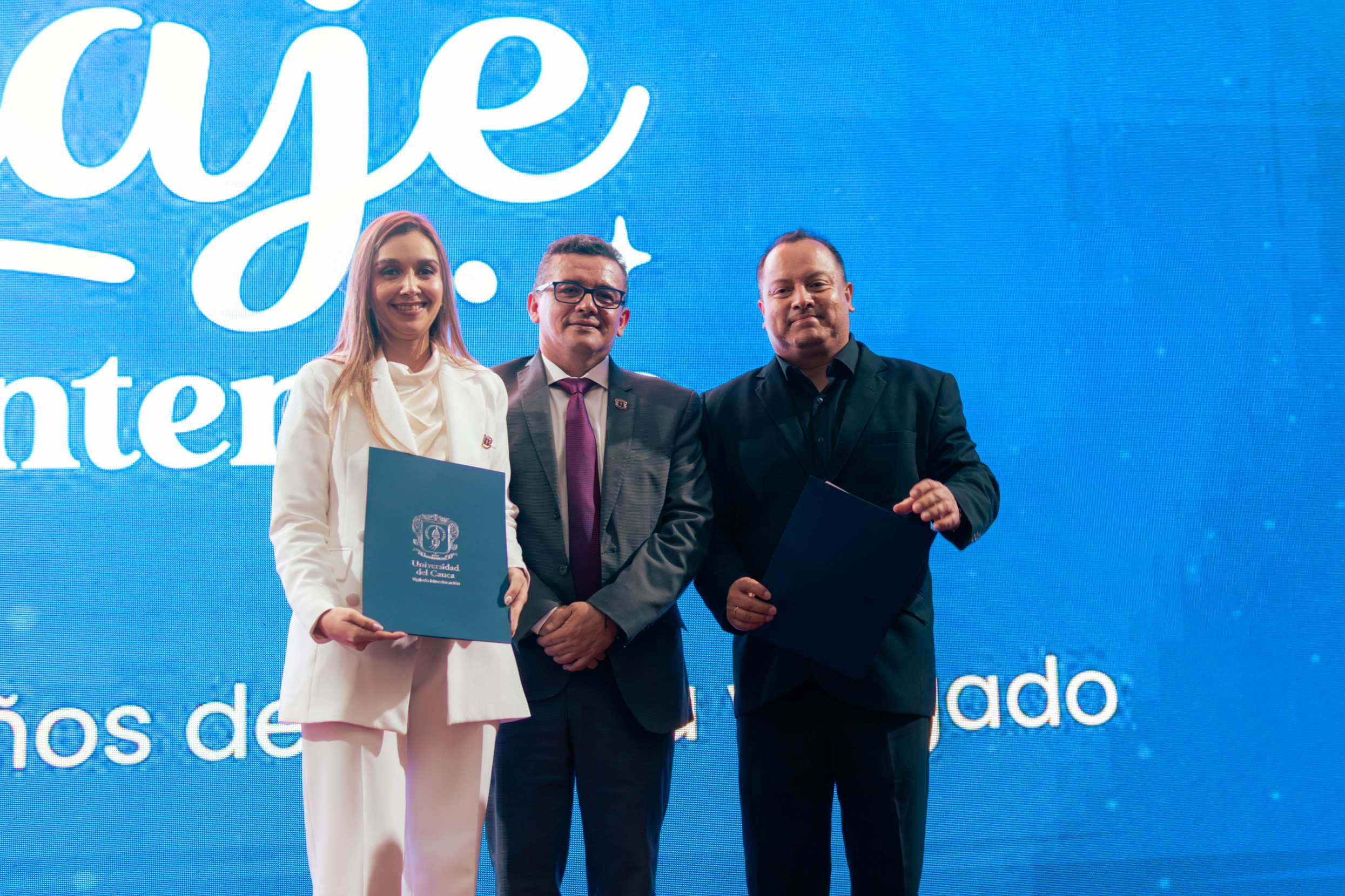Imagen directora del Centro de Gestión de las Comunicaciones , Rector Deibar René Hurtado y el Maestro Carlos René Ordóñez Mora, director de la Banda Sinfónica