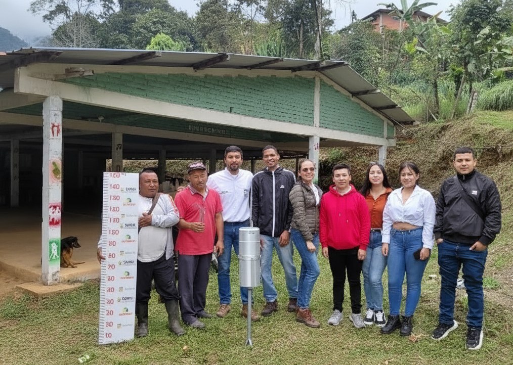 Imagen de Entrega del pluviómetro a la comunidad de Guayabal.