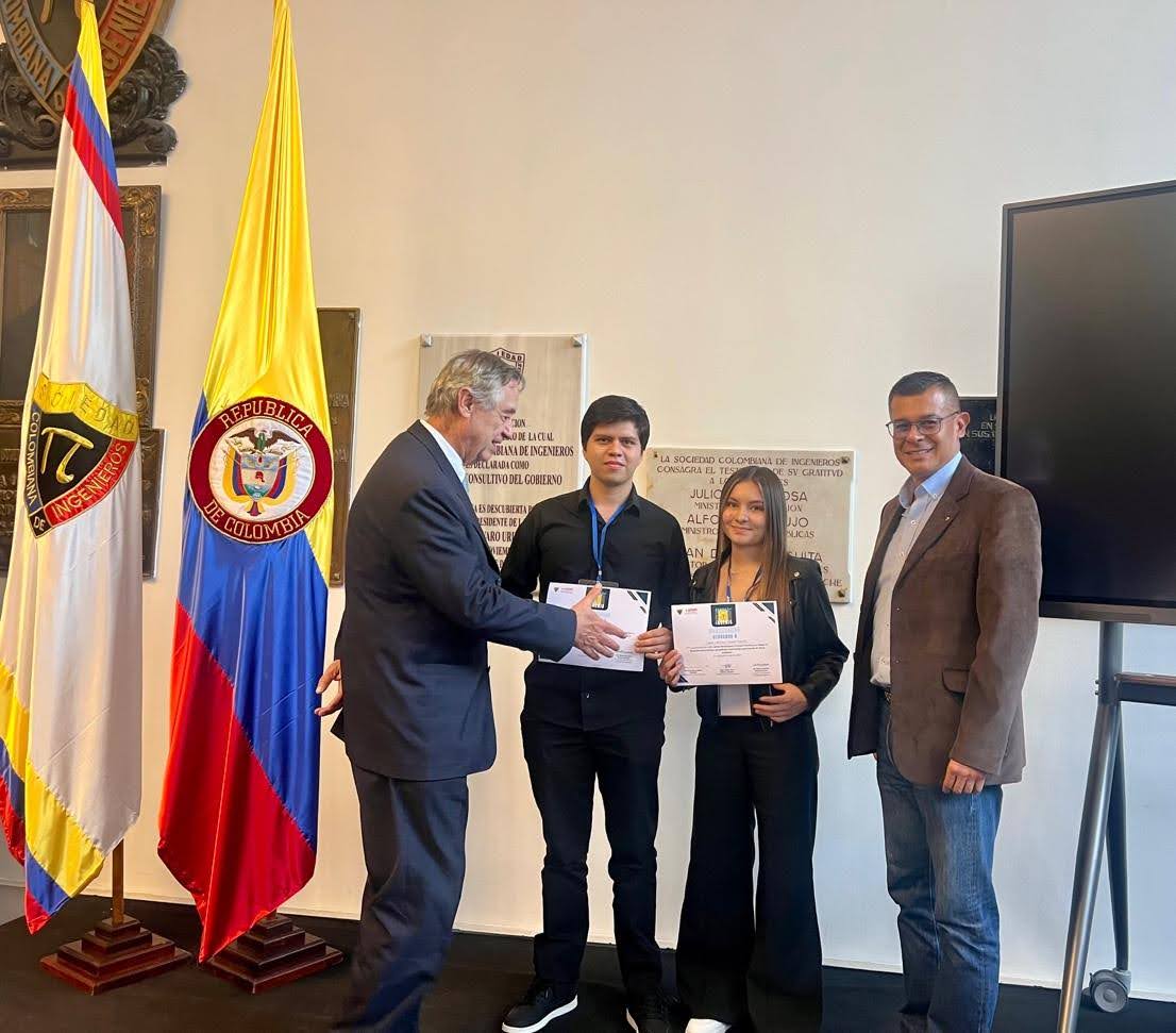 Imagen Estudiantes ganadores de la Categoría Tecnologías 4.0