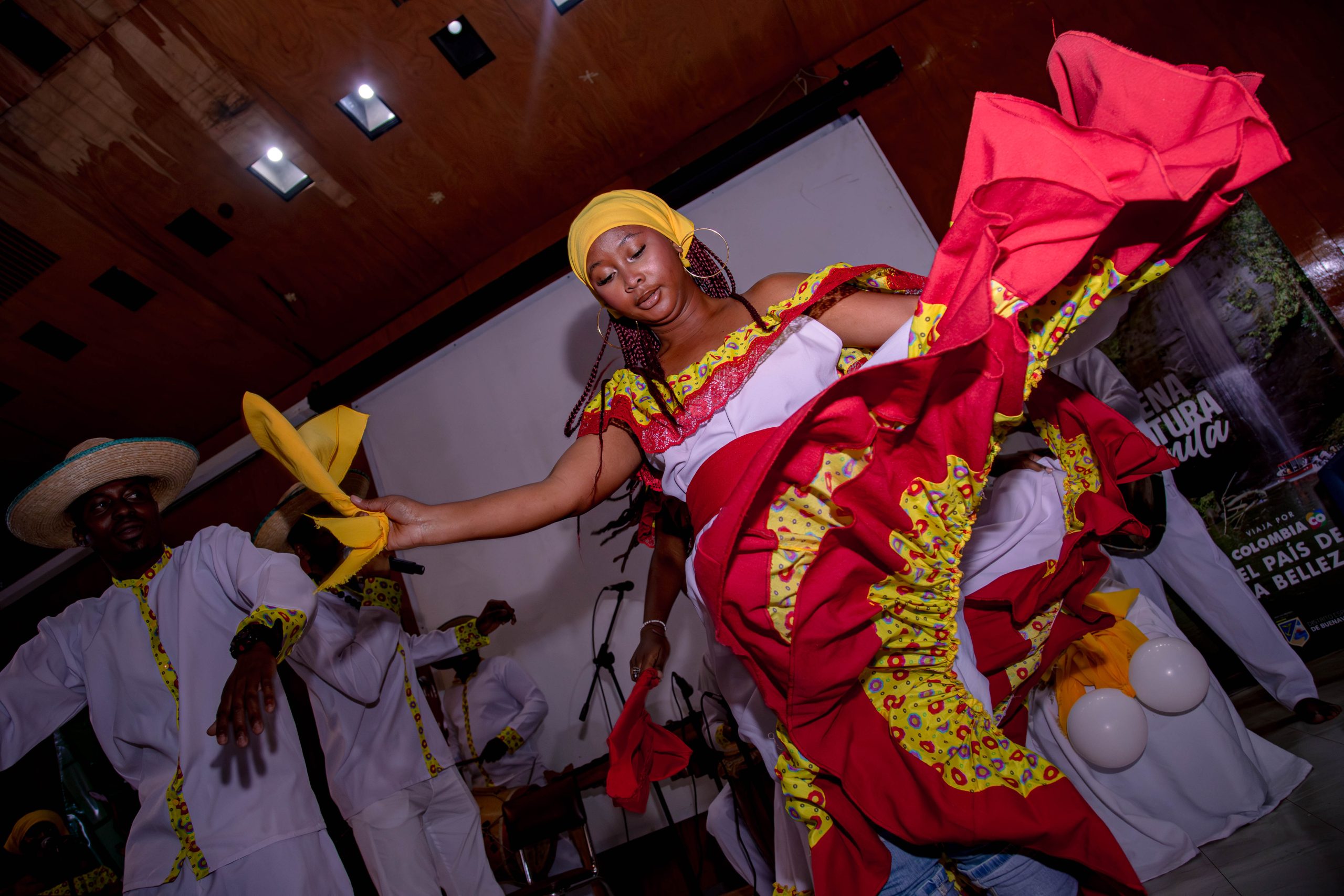 Imagen de mujer bailando en el Festival de Arrullos del Pacífico