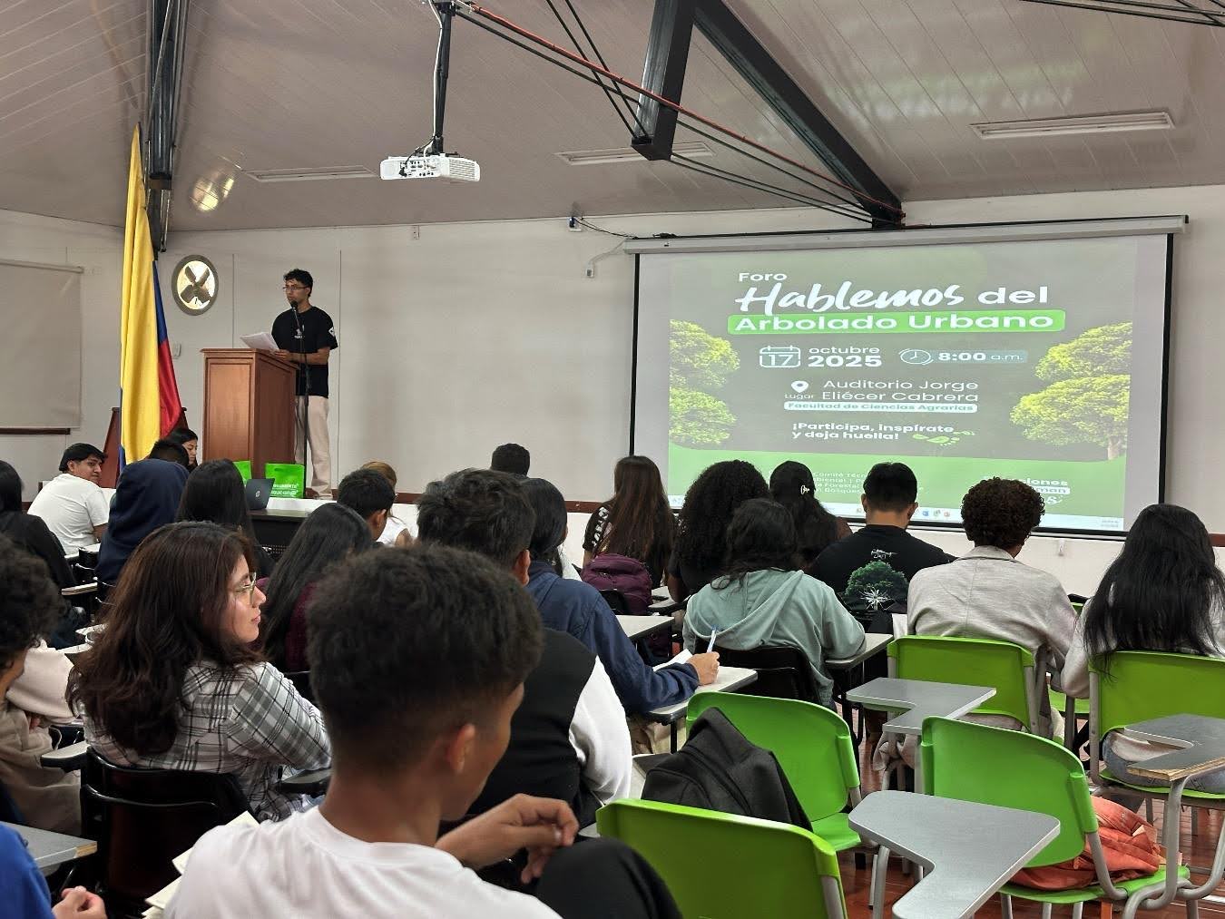 Imagen asistentes al foro sobre el papel del arbolado urbano en la construcción de entornos más sostenibles y saludables.