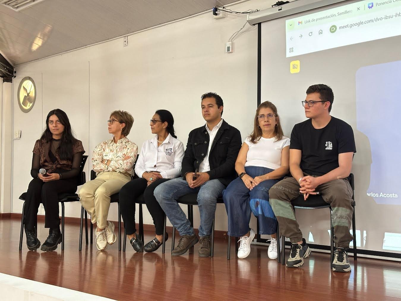 Imagen foro entre los ponentes y participantes asistentes