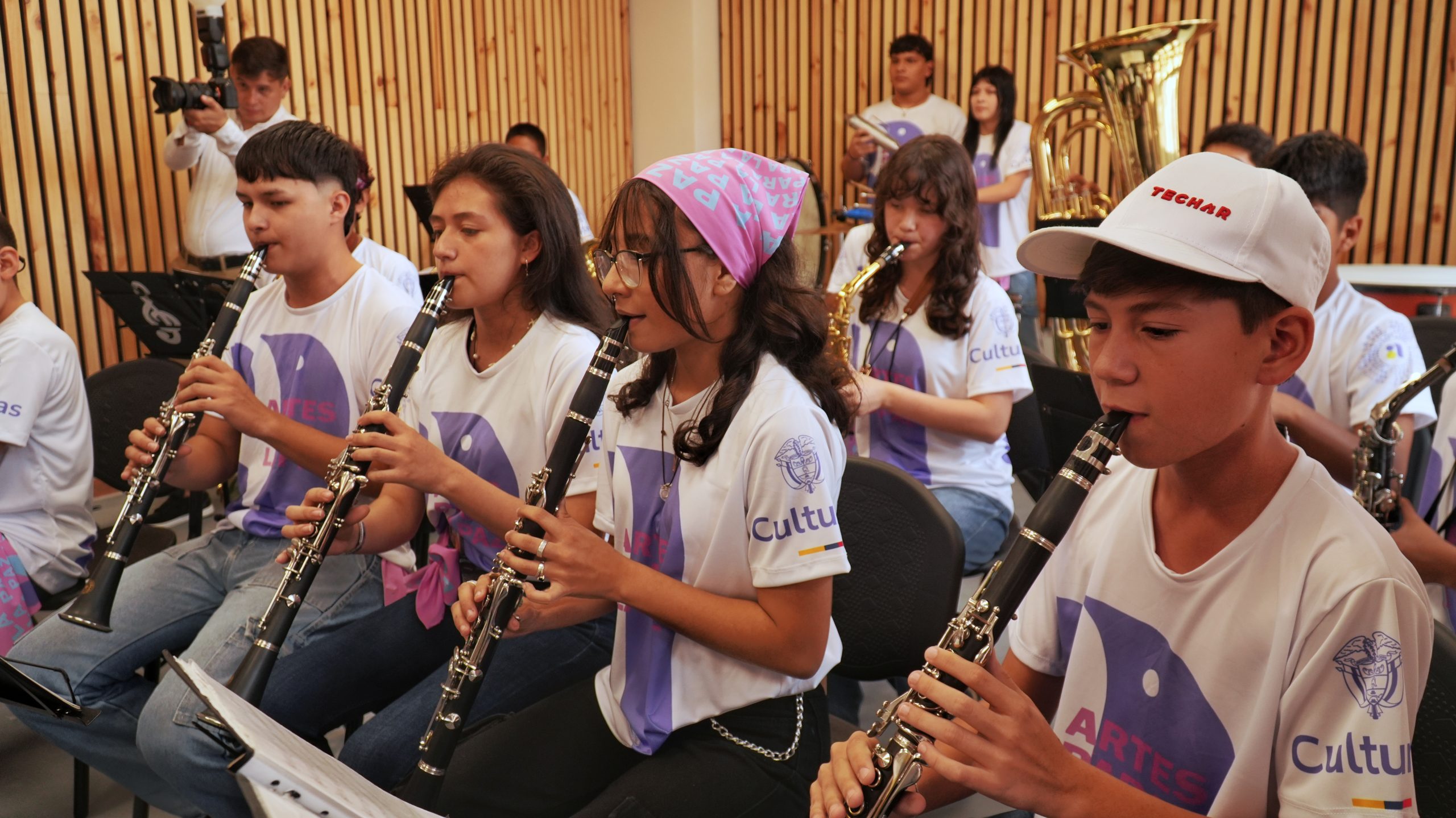 Imagen niños tocando