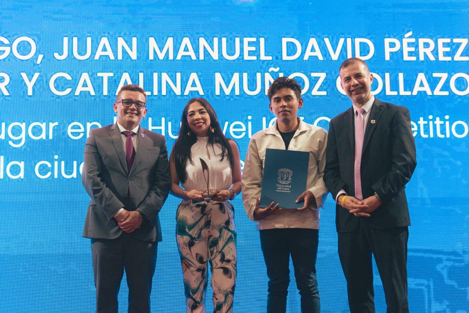 Imagen Rector Deibar René Hurtado entrega de reconocimientos
