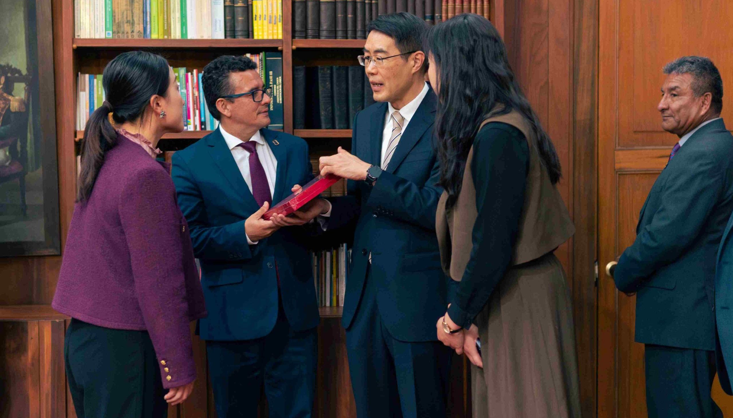 Imagen Embajador de China y Rector Deibar René