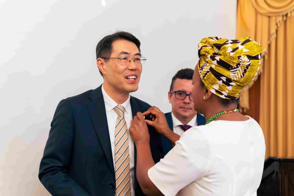 Imagen Vicerrectora Académica y Embajador de China
