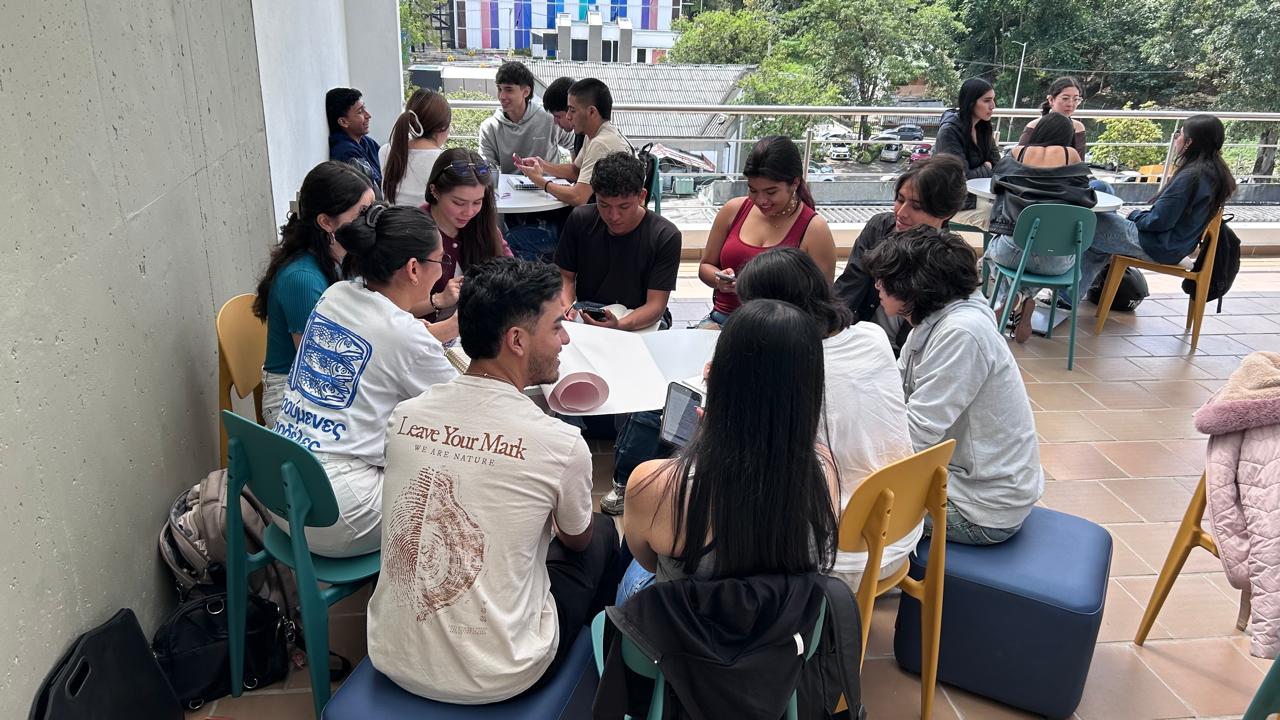 Imagen Estudiantes Arquitectura en Acción