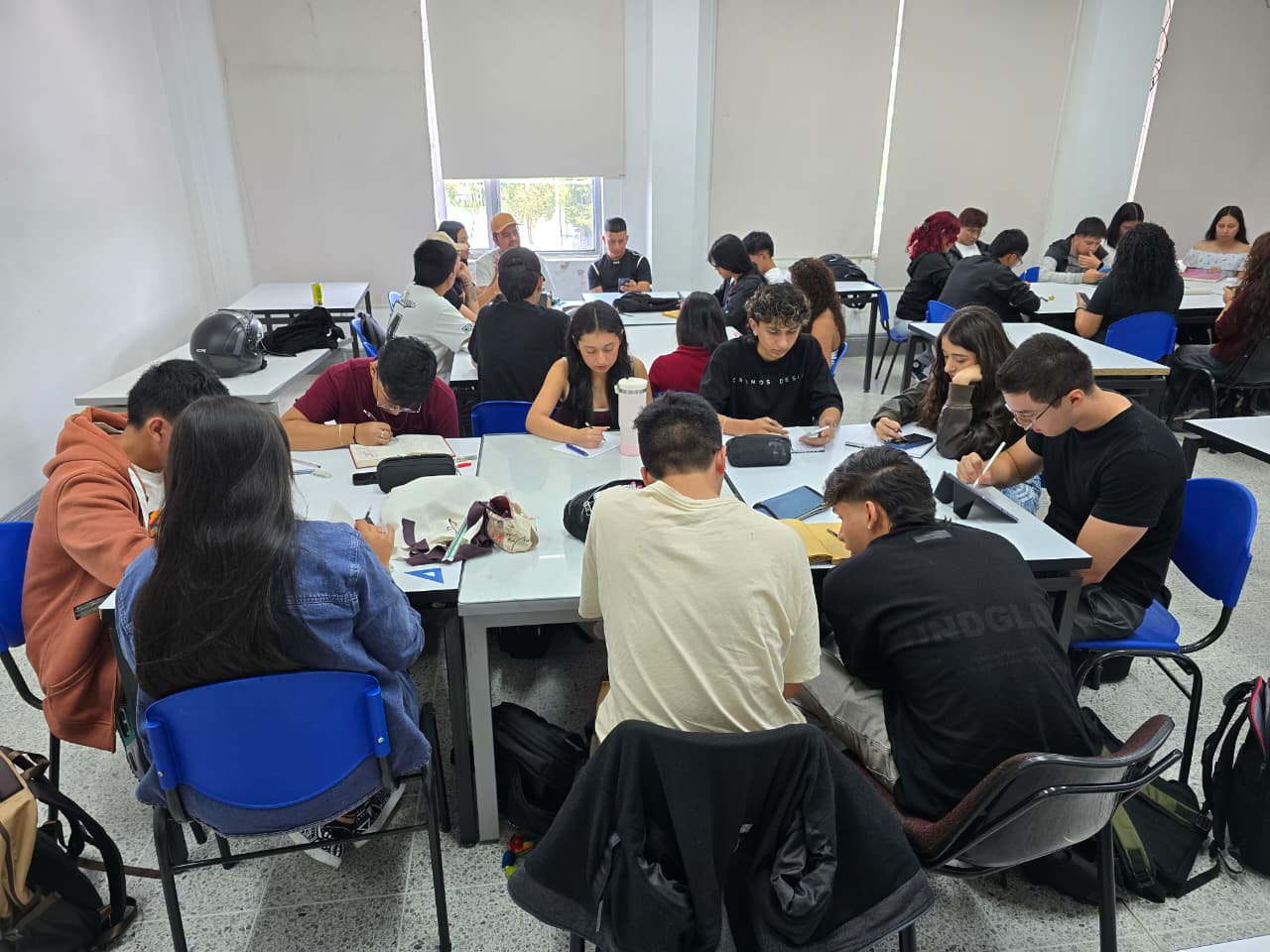 Imagen Estudiantes Arquitectura en acción