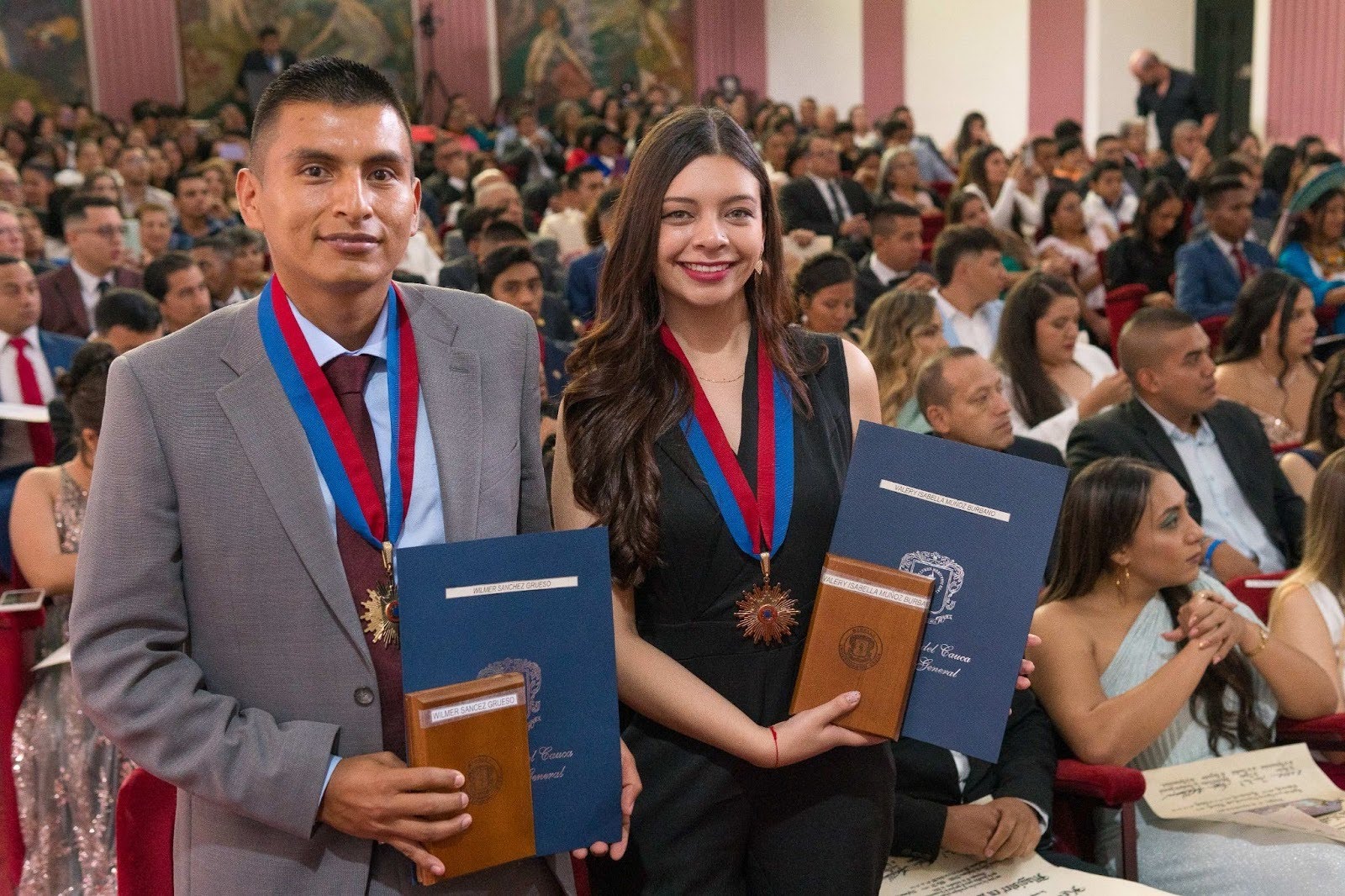 Imagen Estudiantes Graduándose