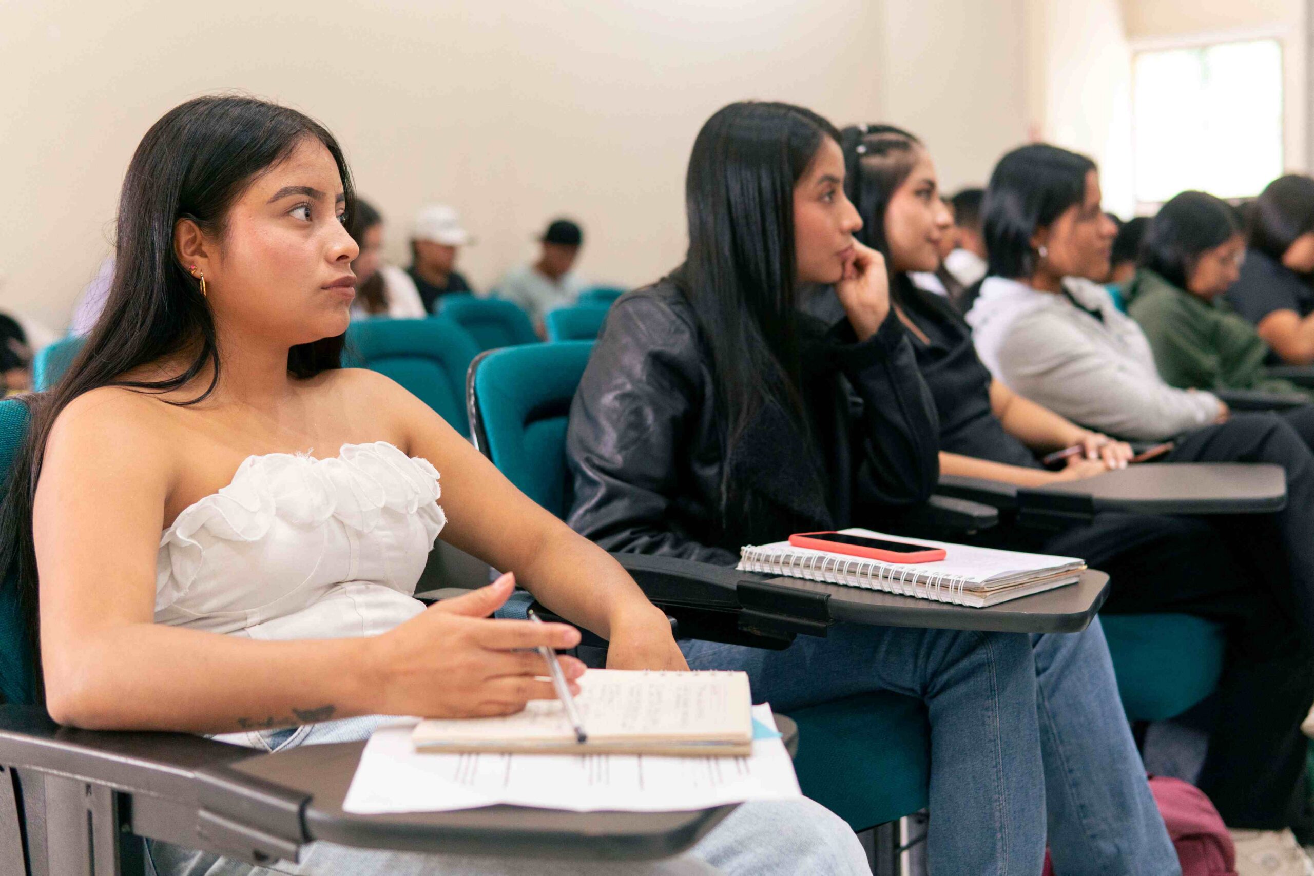 Imagen Estudiantes de licenciatura en conferencia