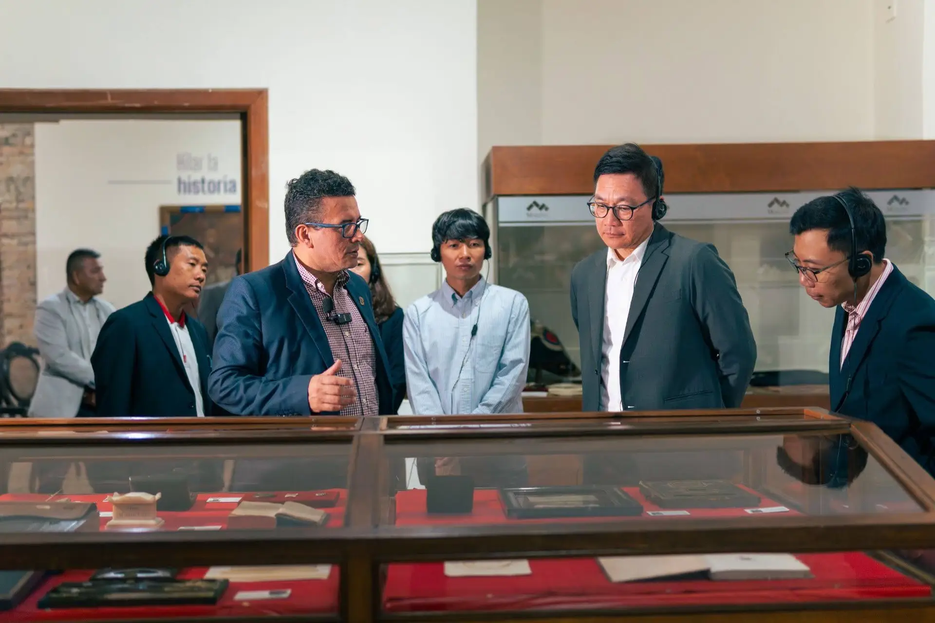 Imagen Rector Deibar René Hurtado Herrera con Visitantes de Tailandia