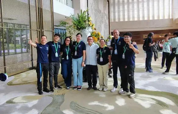 Imagen Equipos Ganadores con el Rector Deibar René Hurtado