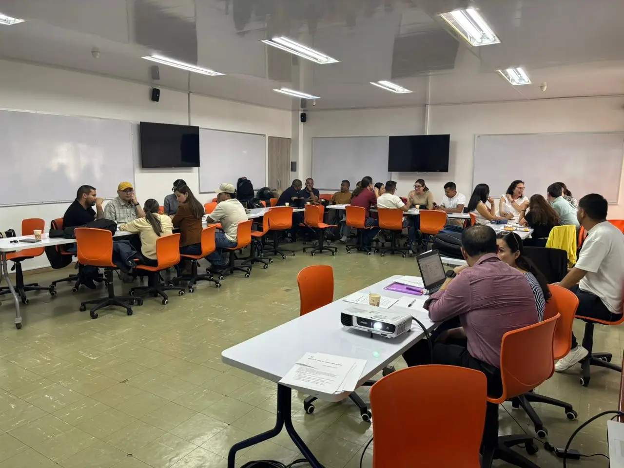 Imagen directivos, profesores, estudiantes y administrativos en taller autodiagnóstico INTEGRITY-IA