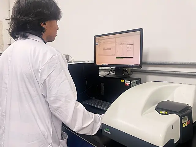 Imagen estudiante en laboratorio