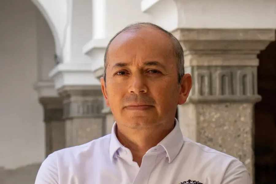 GUSTAVO JEFE CONTRATACIÓN
