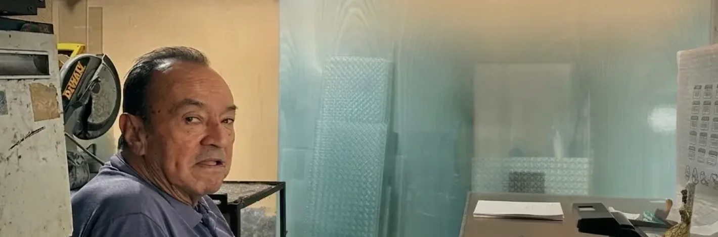 Tres semanas después del terremoto del 10 de agosto, los comerciantes de las vidrierías de la calle cuarta del barrio El Cadillal, en la ciudad de Popayán, Cauca, ya recogieron los vidrios. Ahora hacen cuentas de las pérdidas y esperan recuperar sus negocios.